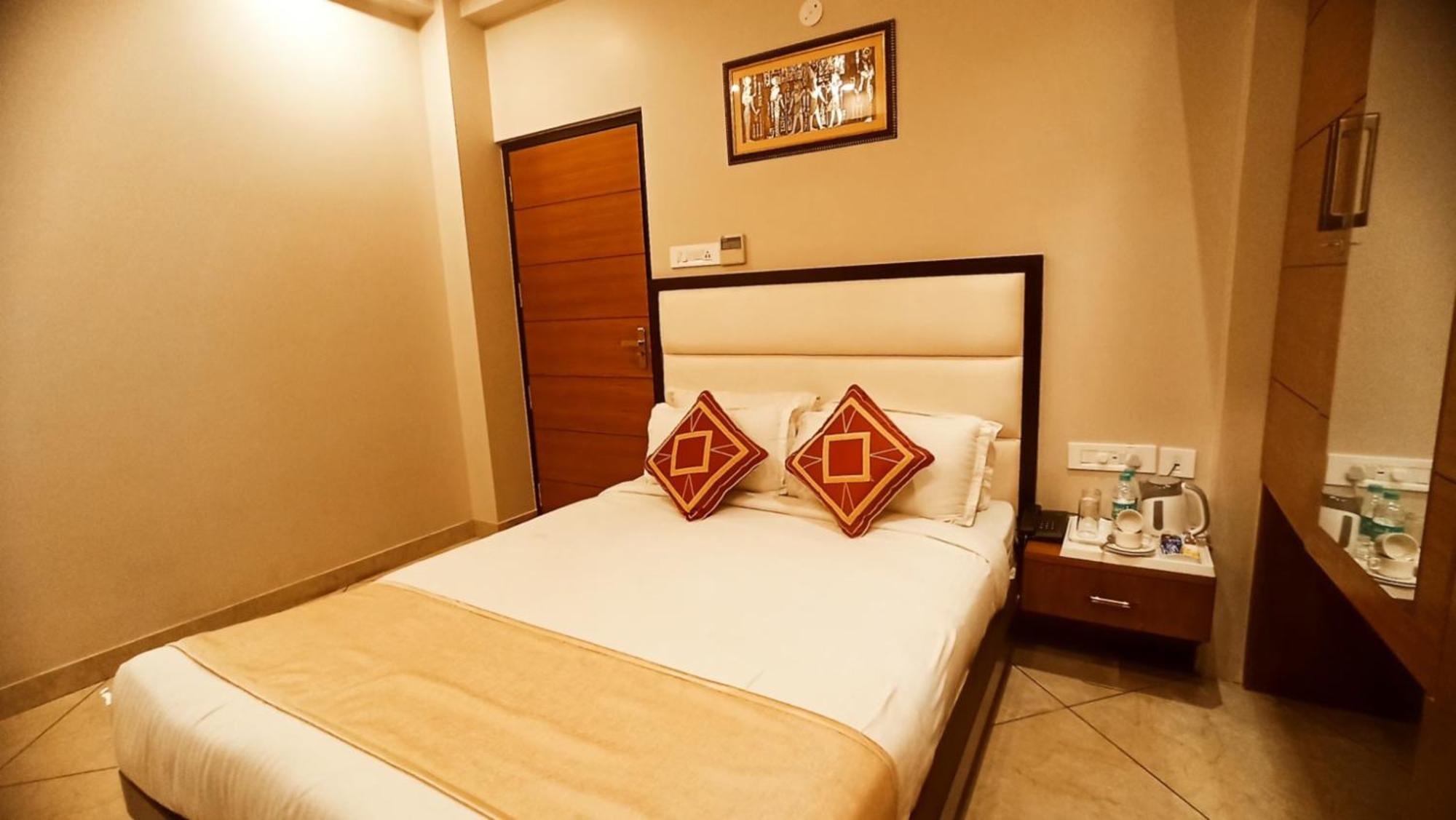 Royal Plaza Hotel 3*